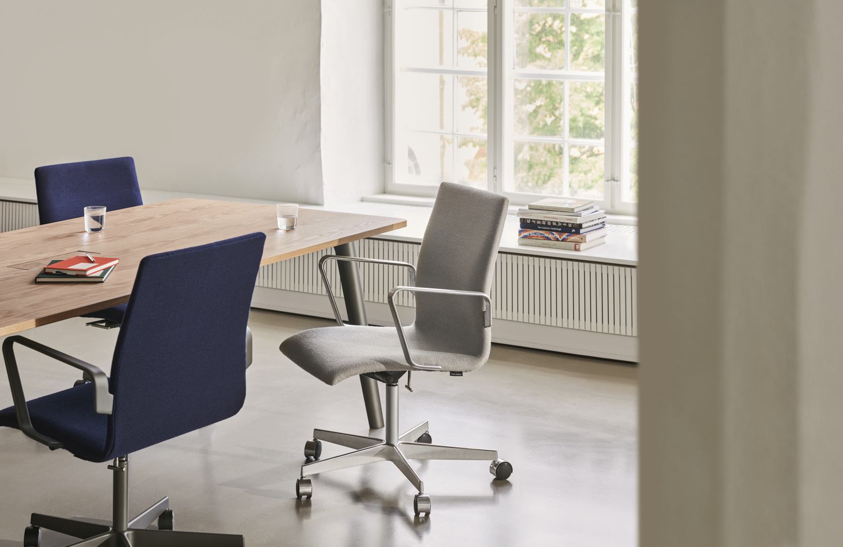 Pluralis table Fritz Hansen