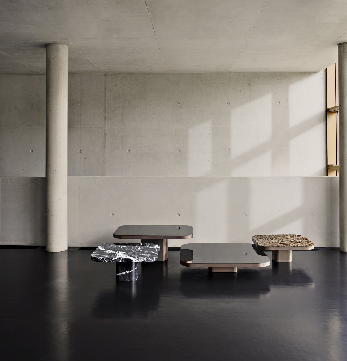 ClassiCon Bow Coffee Table Couchtische No. 2 in verschiedenen Ausführungen in modernem Ambiente.