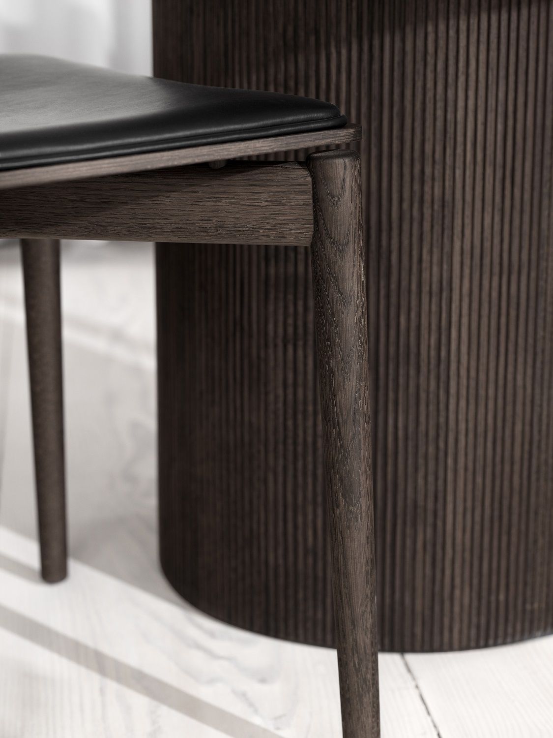 Cabin table round dark oak Vipp