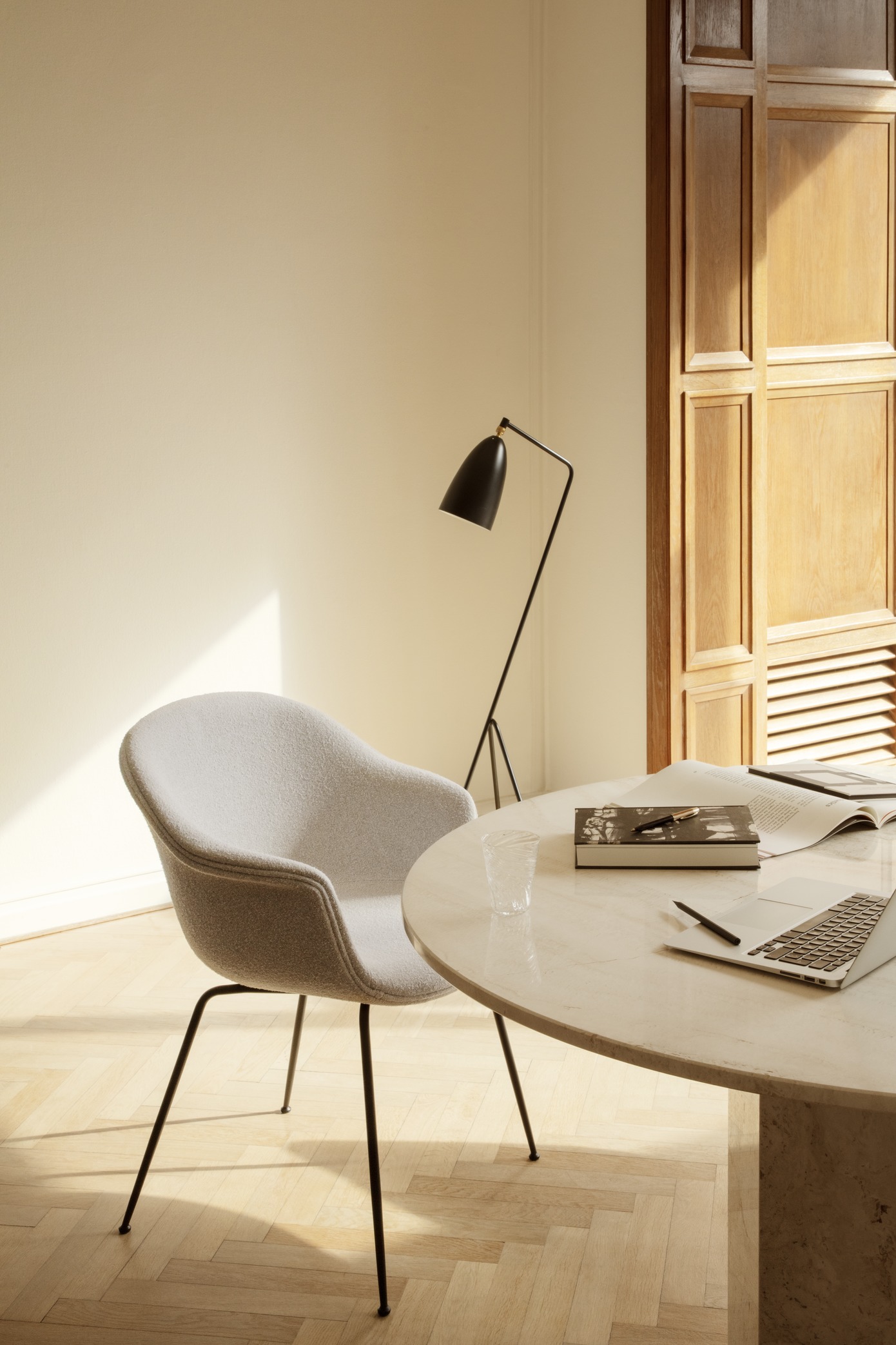 Gräshoppa / Grashoppa Floor light black Gubi