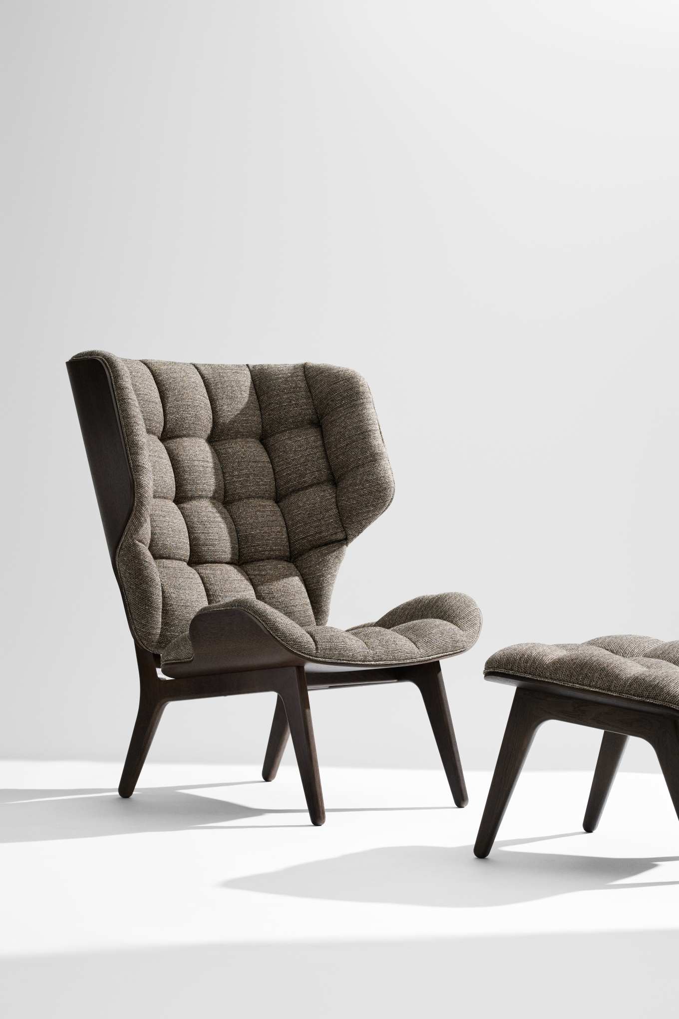 NORR11 Mammoth Chair Sessel mit braunem Stoffbezug und passendem Hocker auf weißem Hintergrund.