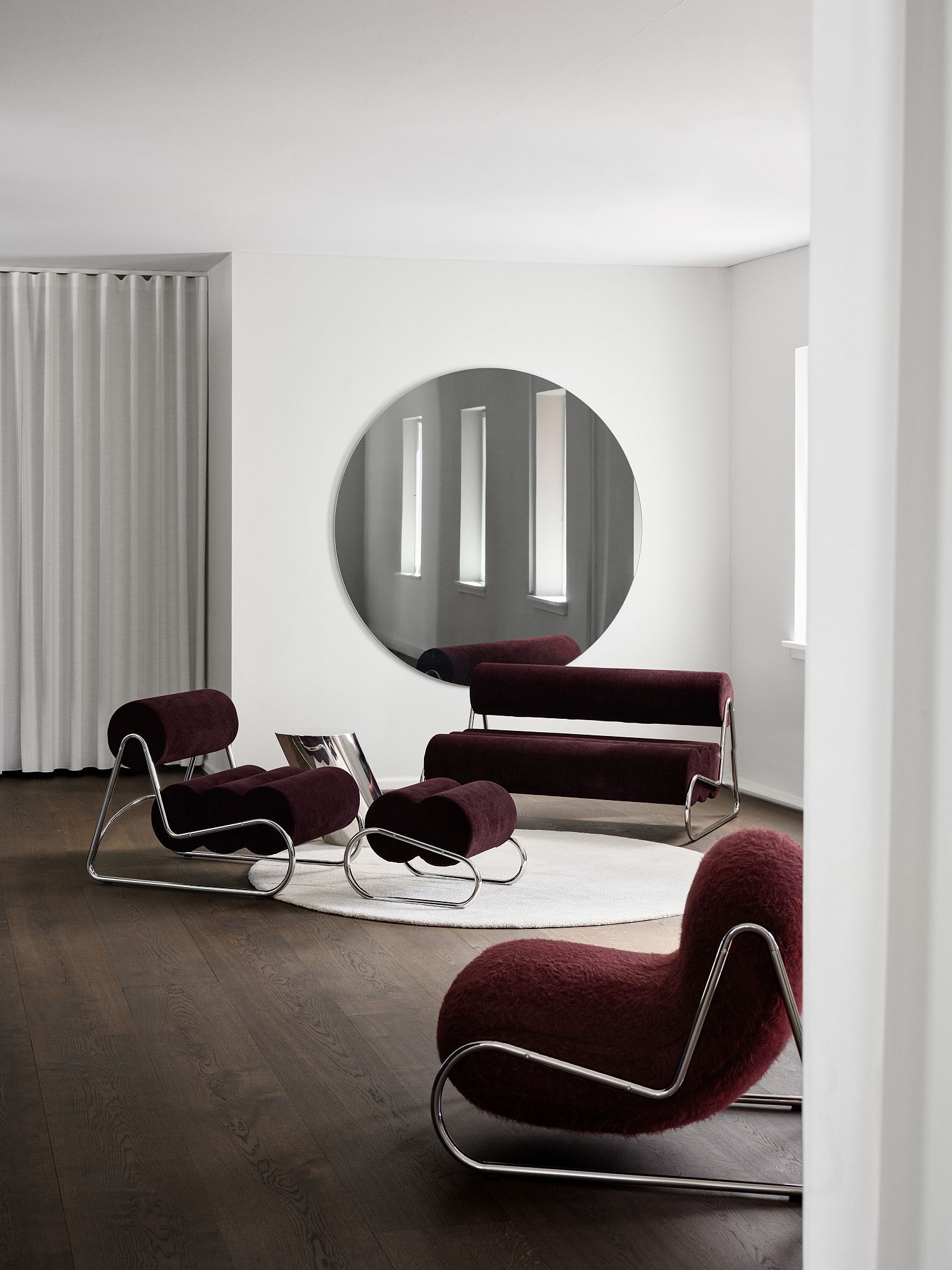 Fave Sofa von Norr11, 2-Sitzer in dunklem Rot mit schwarzem Gestell, modernes Wohnzimmer-Design.