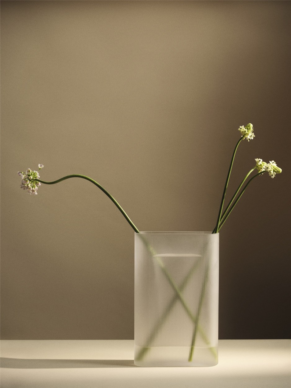 Ridge Vase Muuto Frosted glass Light blue H 35 cm Ridge Vase Muuto Frosted glass Light blue H 35 cm