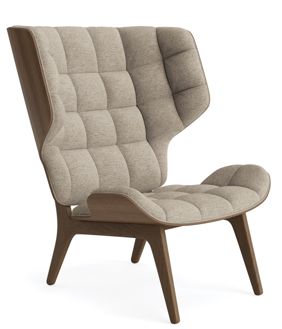 NORR11 Mammoth Chair Sessel mit hellgrauem Stoffbezug und dunklem Holzgestell, seitliche Ansicht.