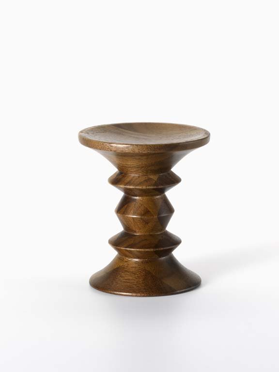 Produktfoto: Miniatur Stuhl Stool Model A von Vitra, aus braunem Holz, auf weißem Hintergrund.