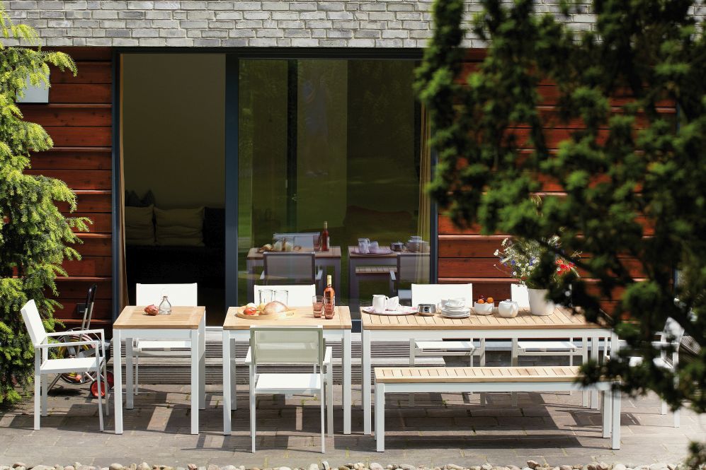 Contract Table 80x80 cm von Jan Kurtz: Gartentisch mit Teakplatte und weißem Aluminiumgestell.