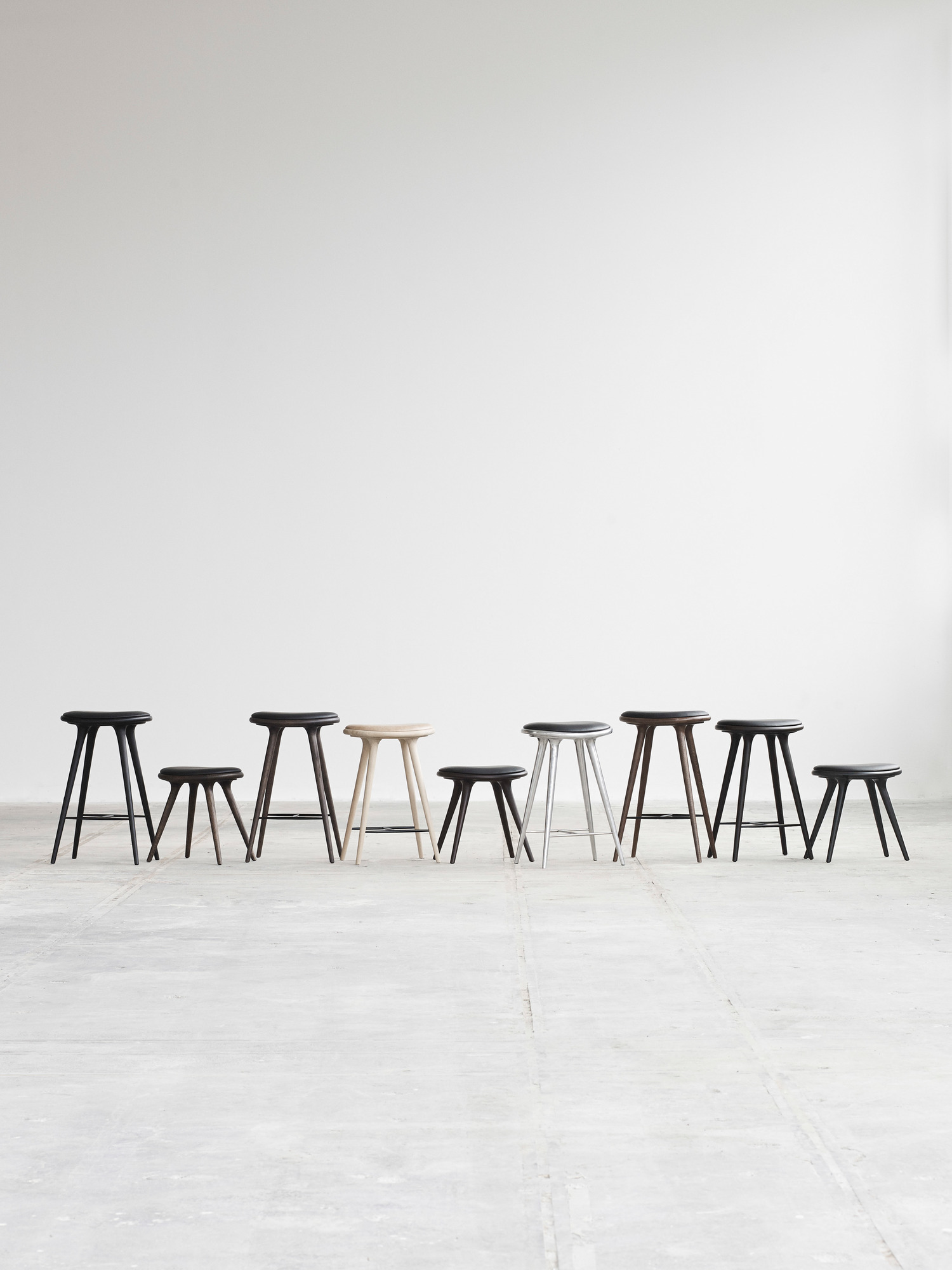 Reihe von Stool Hocker / Barhocker aus Buche in verschiedenen Größen und Farben.