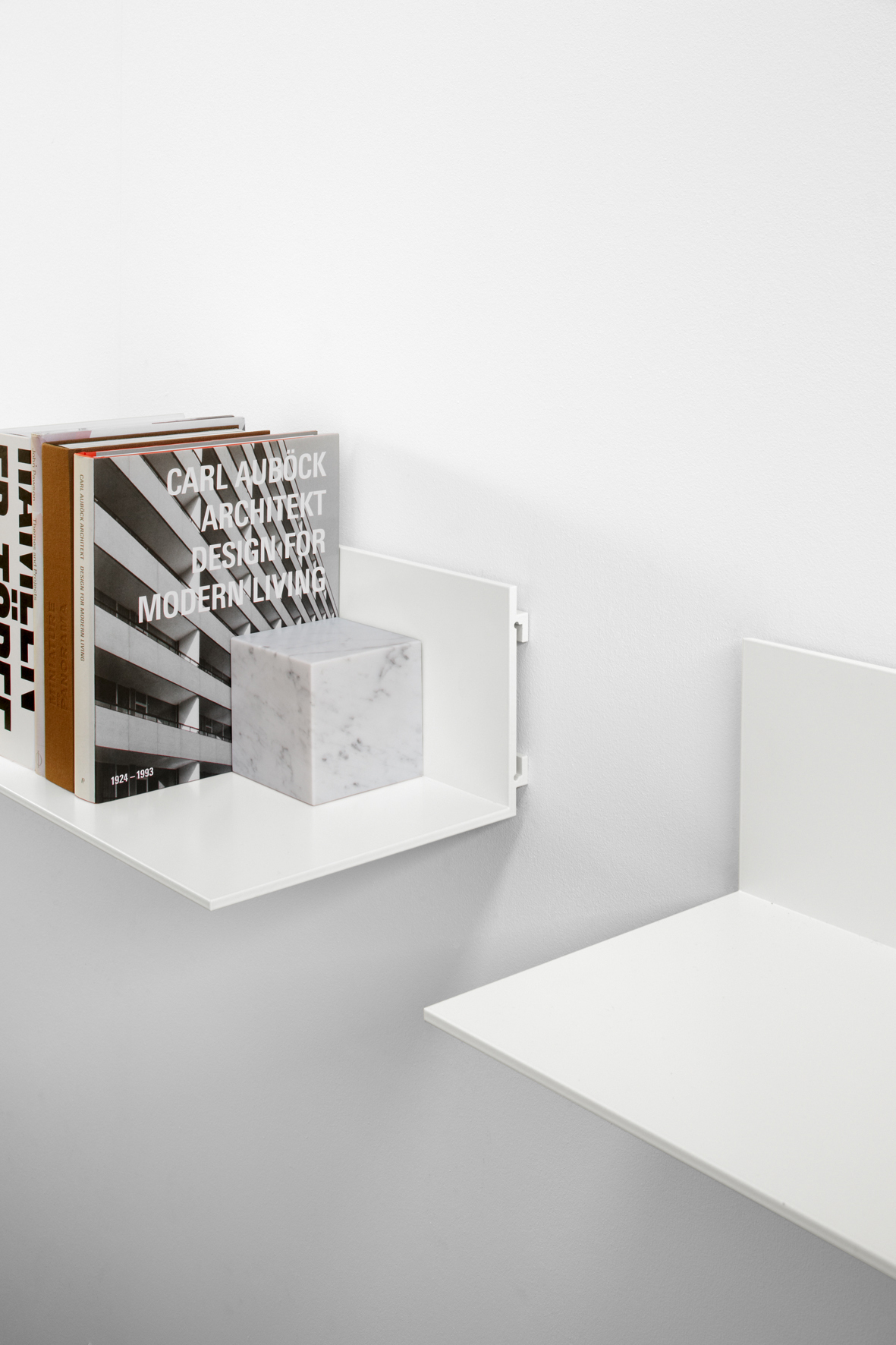 AC11 Stop bookend e15