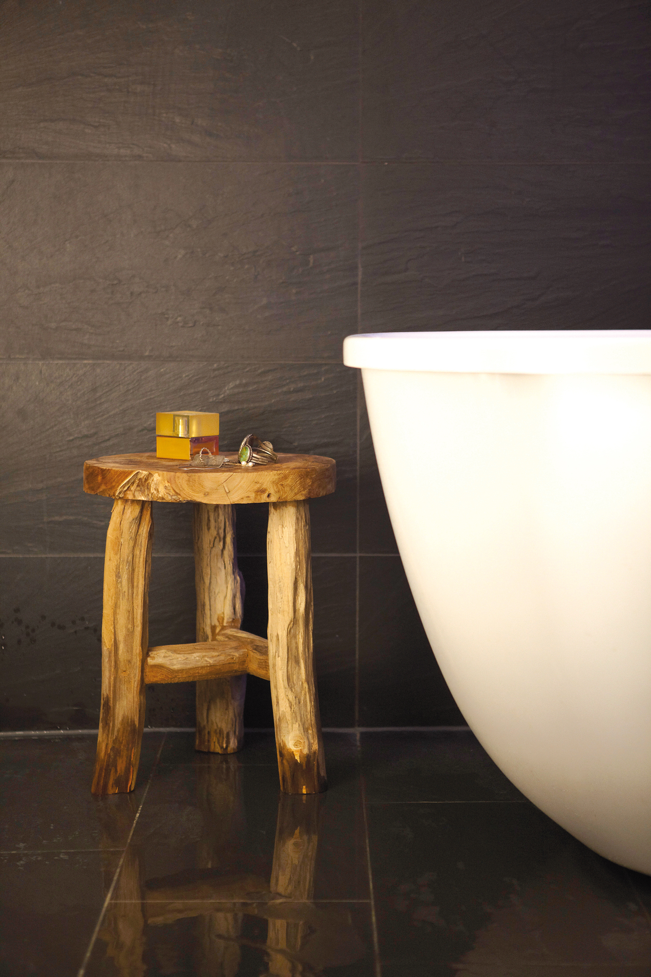 Dingklik Hocker von Jan Kurtz: Runder Holz Hocker mit Accessoires im Badezimmer neben Badewanne.