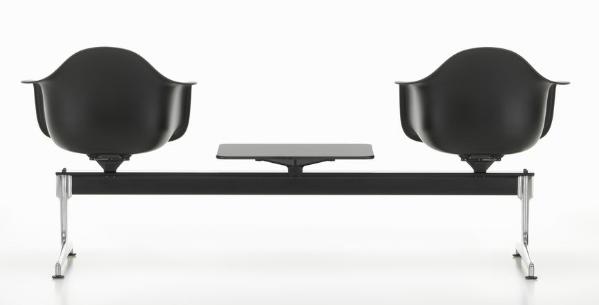 Eames Plastic Armchair RE on traverse Vitra