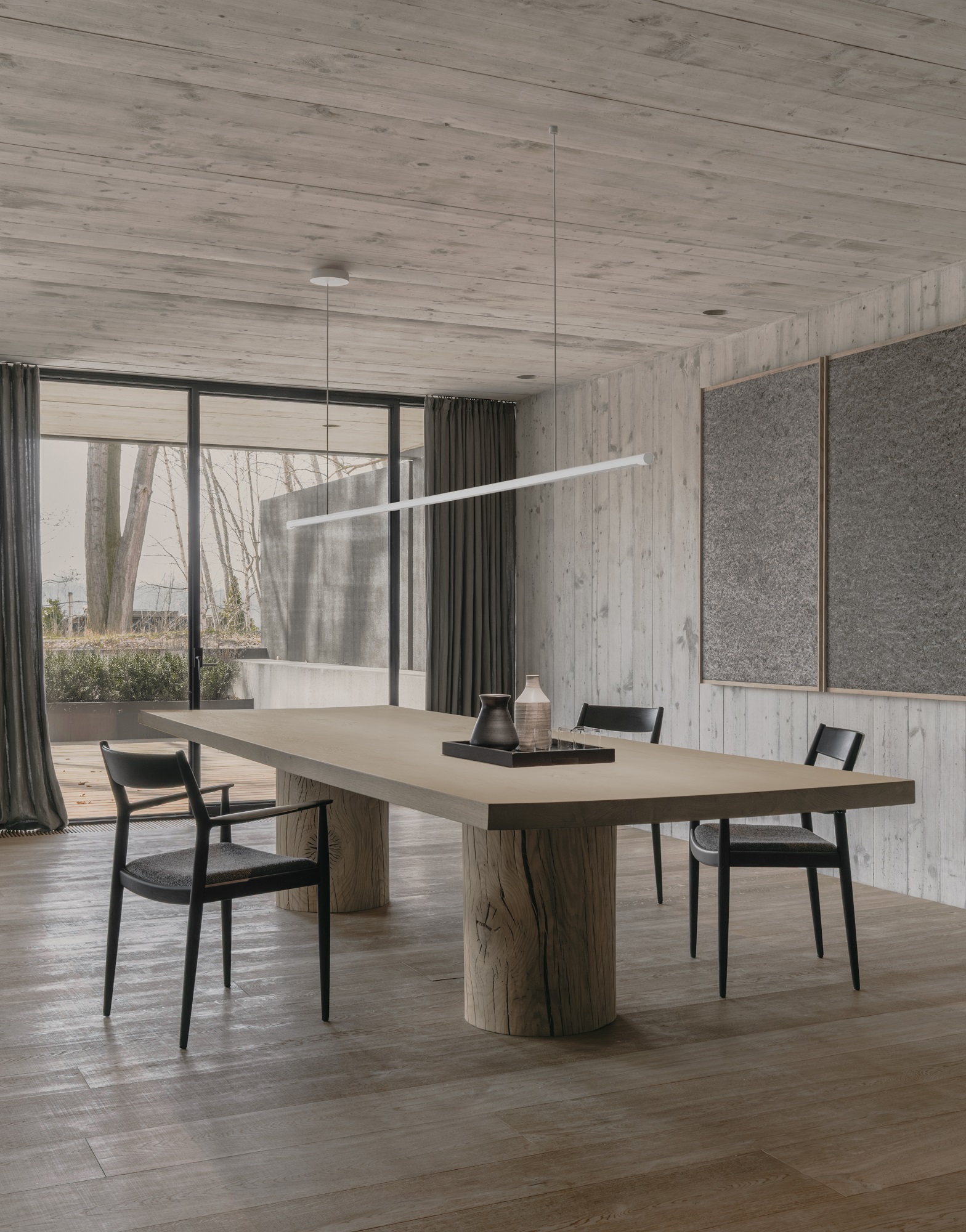 Moderne Esszimmer-Szene mit w181 S2 Linier Pro Pendelleuchte von wästberg über einem Holztisch.