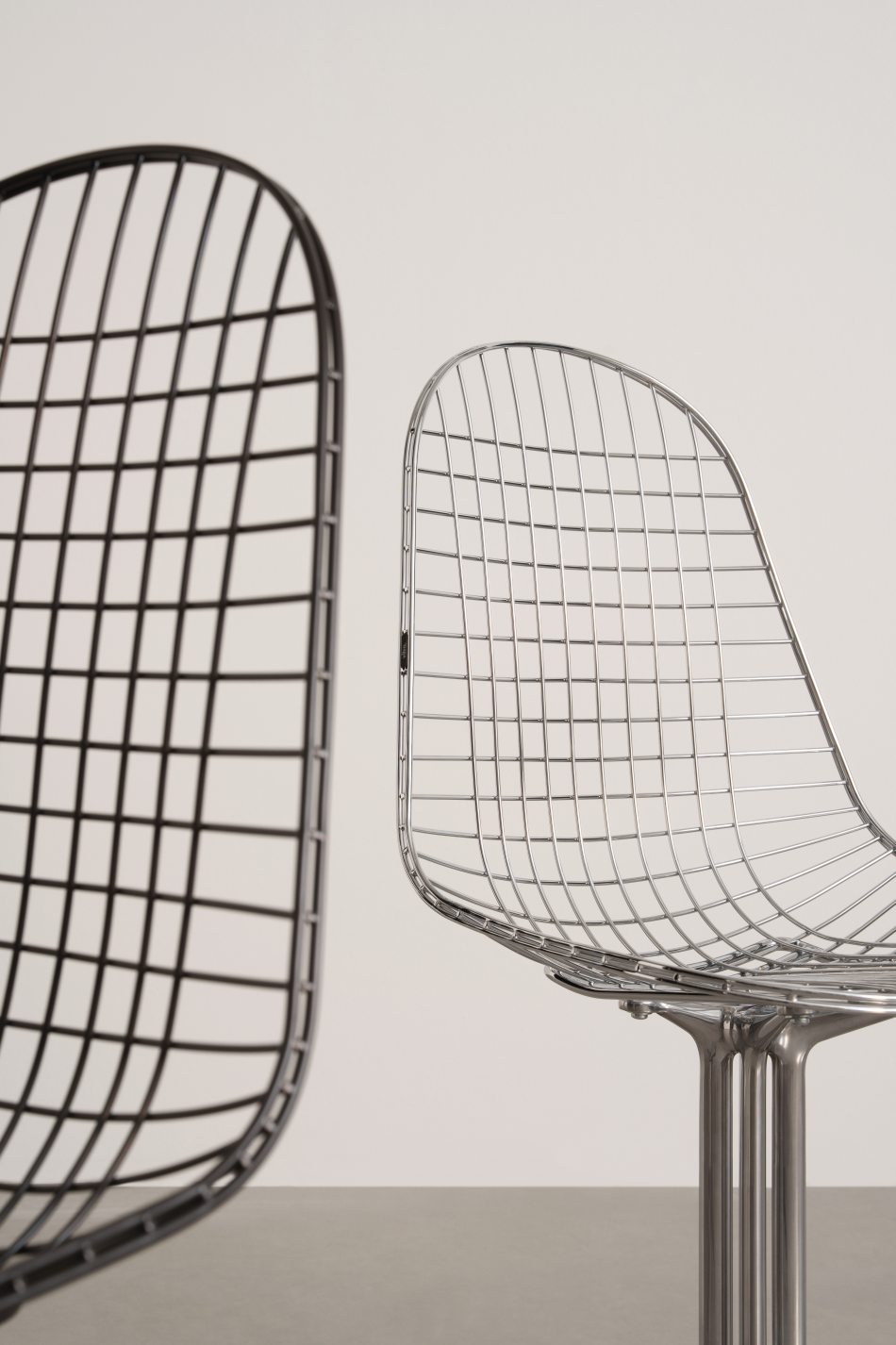 Detailaufnahme von zwei DKL Wire Chairs von Vitra, ungepolsterte Ausführung in Schwarz und Chrom.