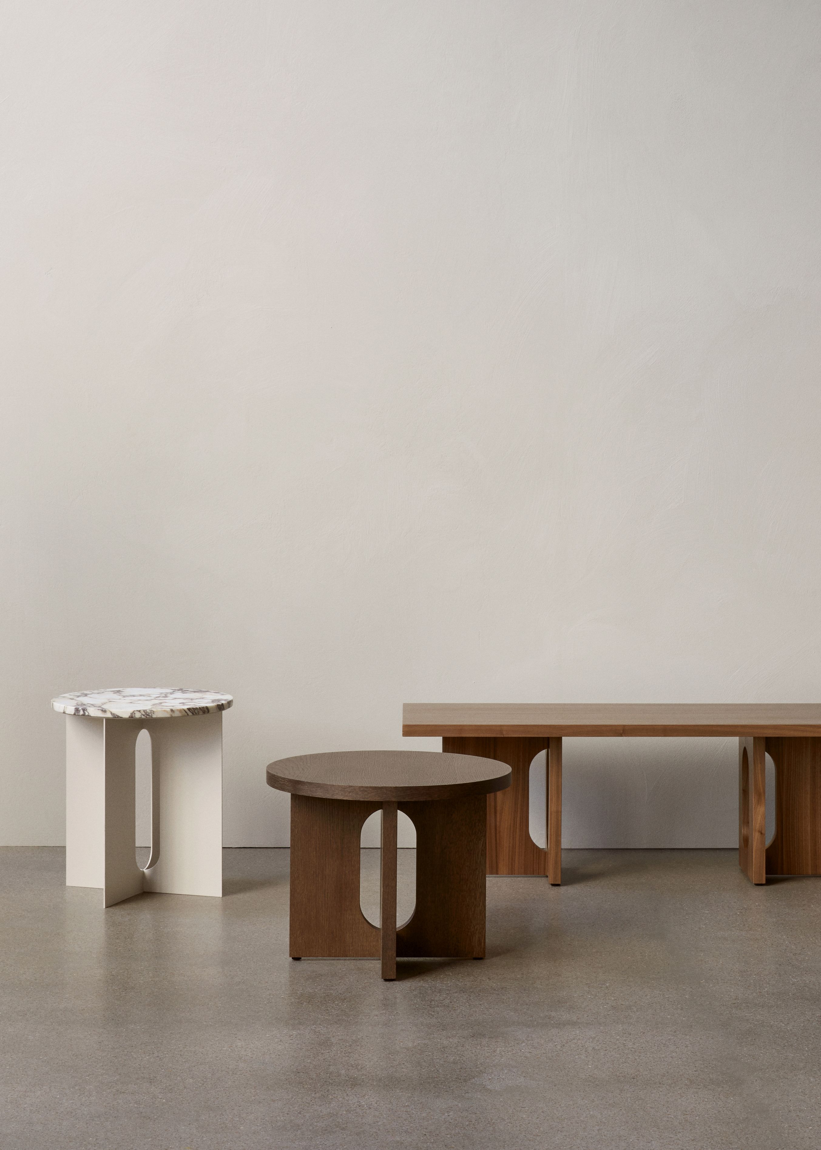 Androgyne Beistelltisch von Audo, verschiedene Ausführungen: Marmor, Eiche und Nussbaum, minimalistisches Design für Wohnzimmer und Wartebereiche.