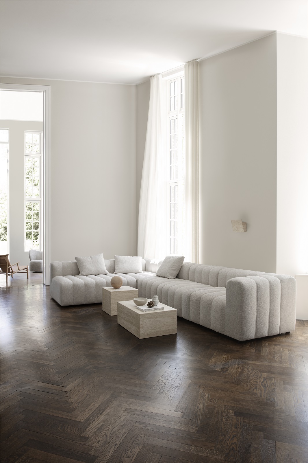 Heller Wohnraum mit modularem Sofa und Cubism Coffee Table small Couchtisch von Norr11 aus Travertin.