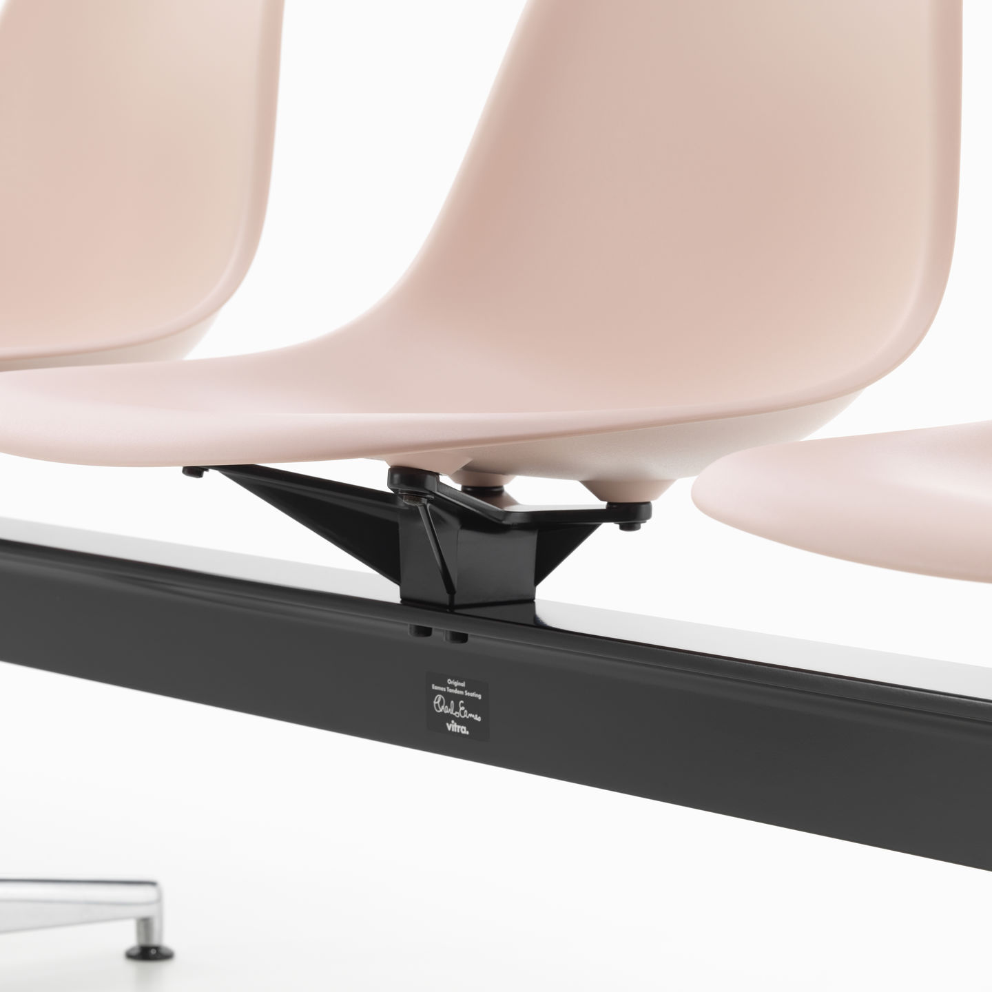 Eames Plastic Side Chair RE on traverse Vitra 