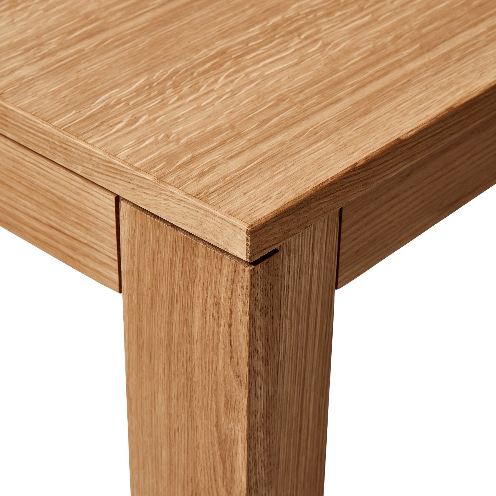 Detailaufnahme vom Form & Refine Element Tisch 70x70 aus massivem Eichenholz, Fokus auf Tischplatte und Tischbein.