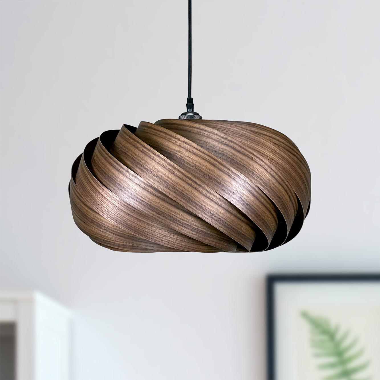Quiescenta Hängeleuchte aus Nussbaumholz, Ø45 cm. Moderne Pendelleuchte für Wohnzimmer und Esszimmer.