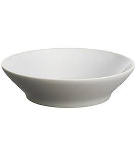 Weißer, runder Suppenteller aus dem Alessi Tonale 4er Set. Modernes Design für Suppen und Vorspeisen.