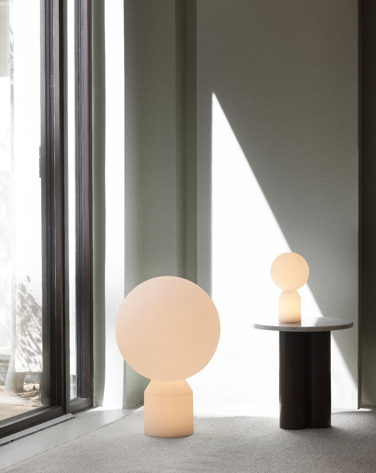 Zwei Yo Lamp Tischleuchten von Normann Copenhagen, eine große und eine kleine, in einem hellen Raum.
