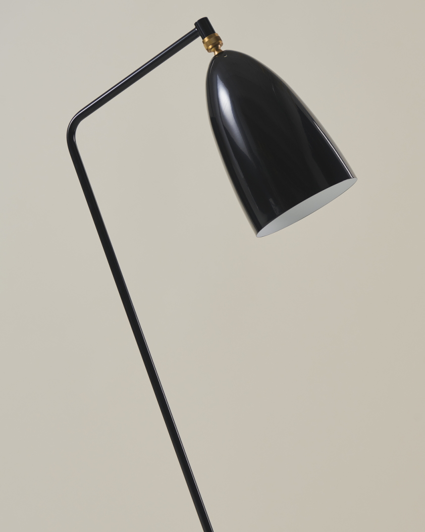Gräshoppa / Grashoppa Floor light black glossy Gubi