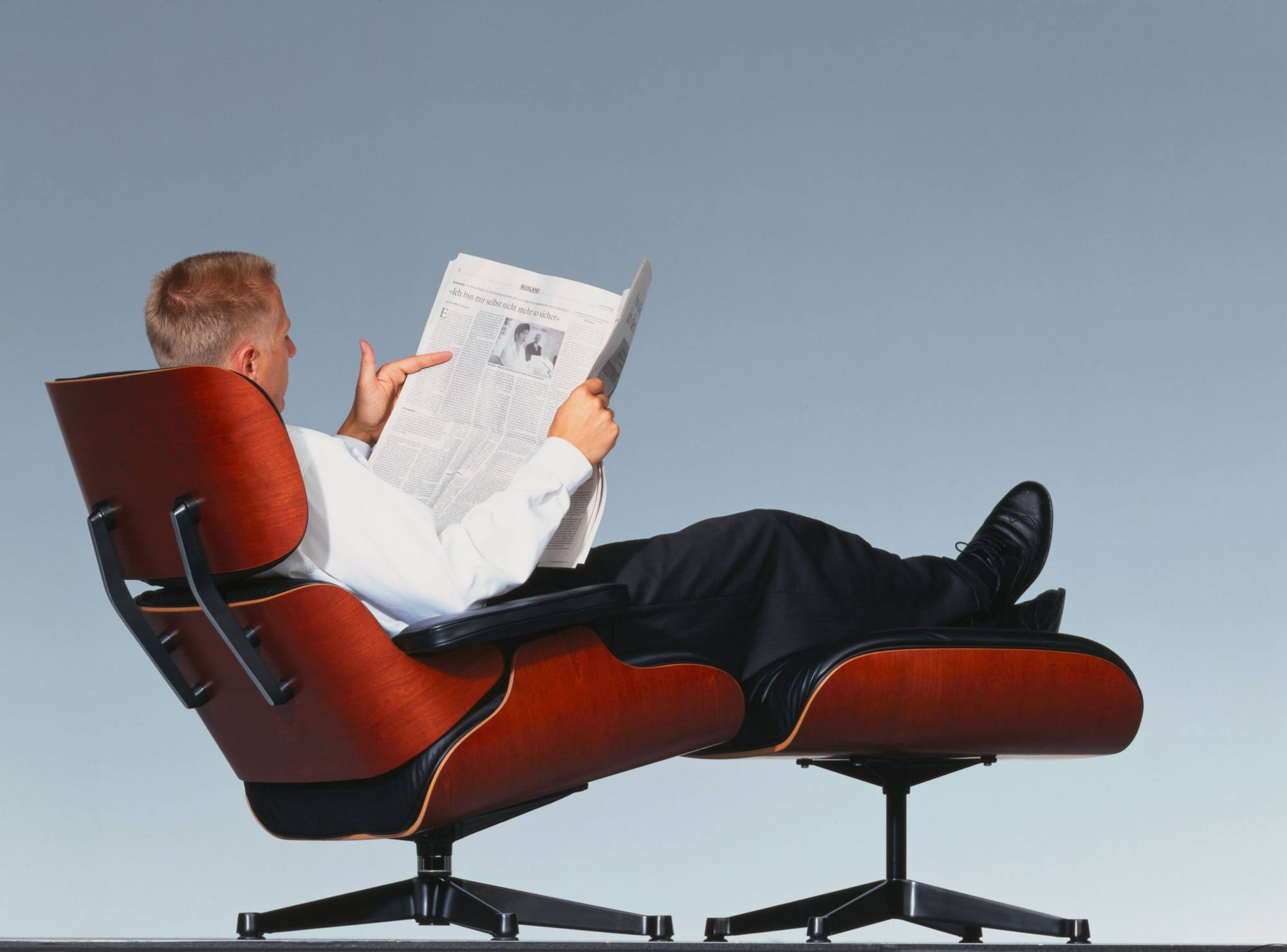 Eames Lounge Chair & Ottoman Armchair Leather Premium Vitra Sides polished black leather premium F black rosewood