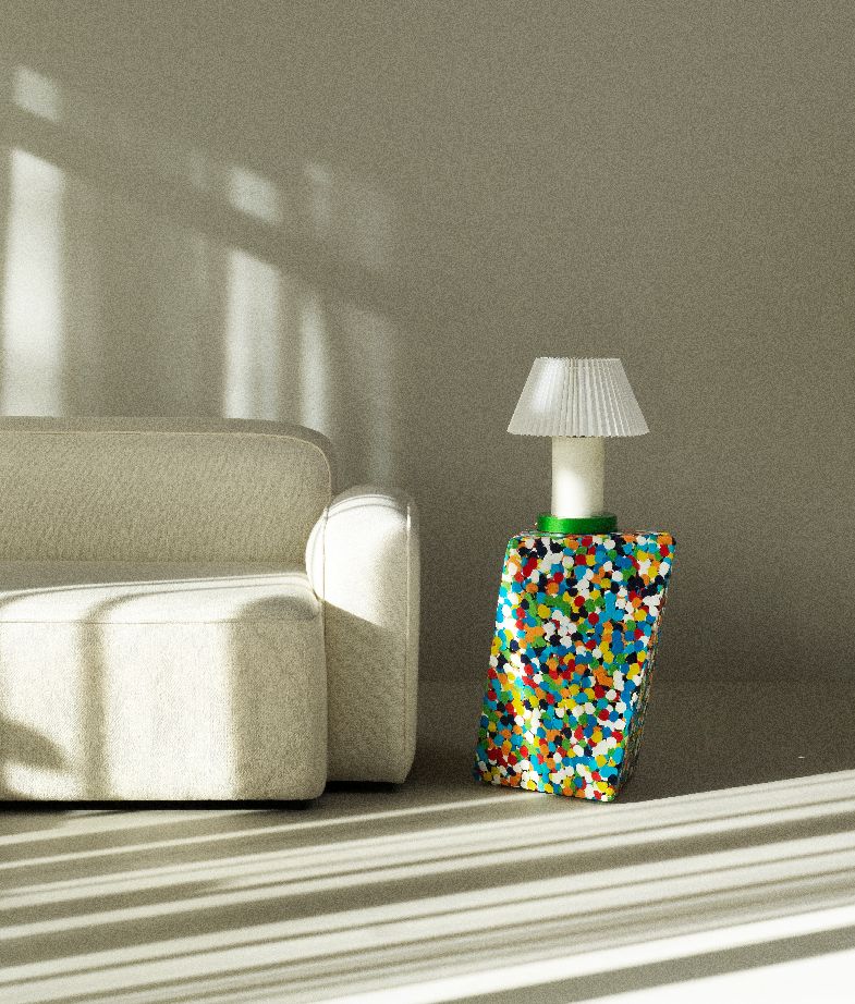 Delta Proust Beistelltisch von Normann Copenhagen mit Lampe neben einem Sofa im Wohnzimmer.