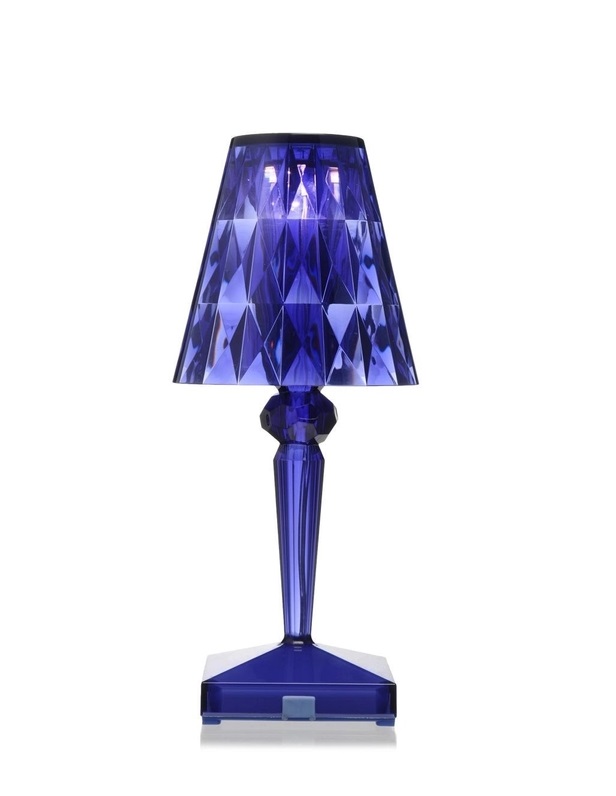 Blaue Battery Tischleuchte von Kartell mit facettiertem Lampenschirm und Sockel, kabellose LED-Tischlampe.