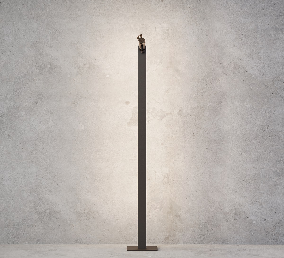 I See Floor Lamp Stehleuchte: Moderne Stehlampe in Stele-Form mit sitzender Figur auf der Spitze.