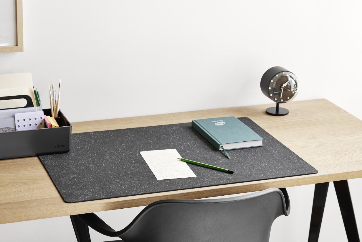 Desk Clocks Nigh Clock black Table clock Vitra