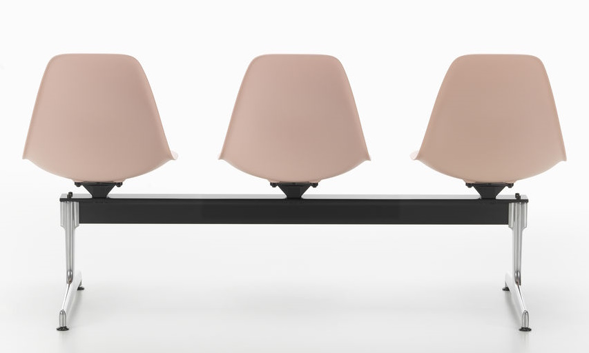 Eames Plastic Side Chair RE on traverse Vitra 