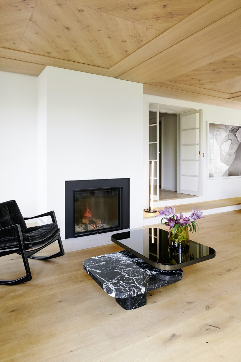 Bow Coffee Table von ClassiCon im modernen Wohnzimmer mit Kamin und Designermöbeln.