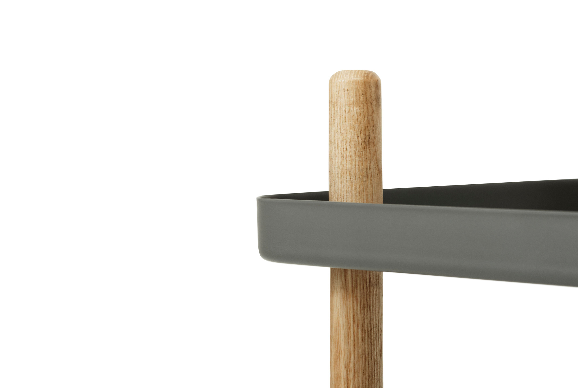 Detailaufnahme: Dunkelgrauer Normann Copenhagen Block Table Servierwagen mit Holzbeinen. Moderner Beistelltisch für Wohnzimmer.