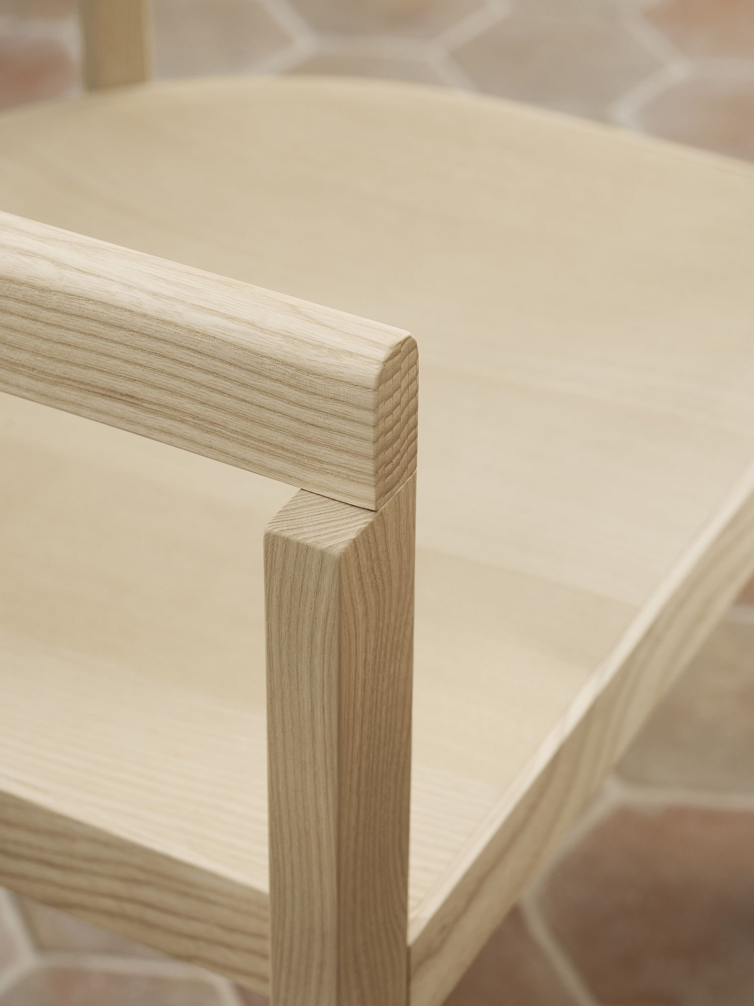 Detailaufnahme der Holzstruktur eines hellen After Sitzauflage für Dining Chair Stuhls von Fritz Hansen.