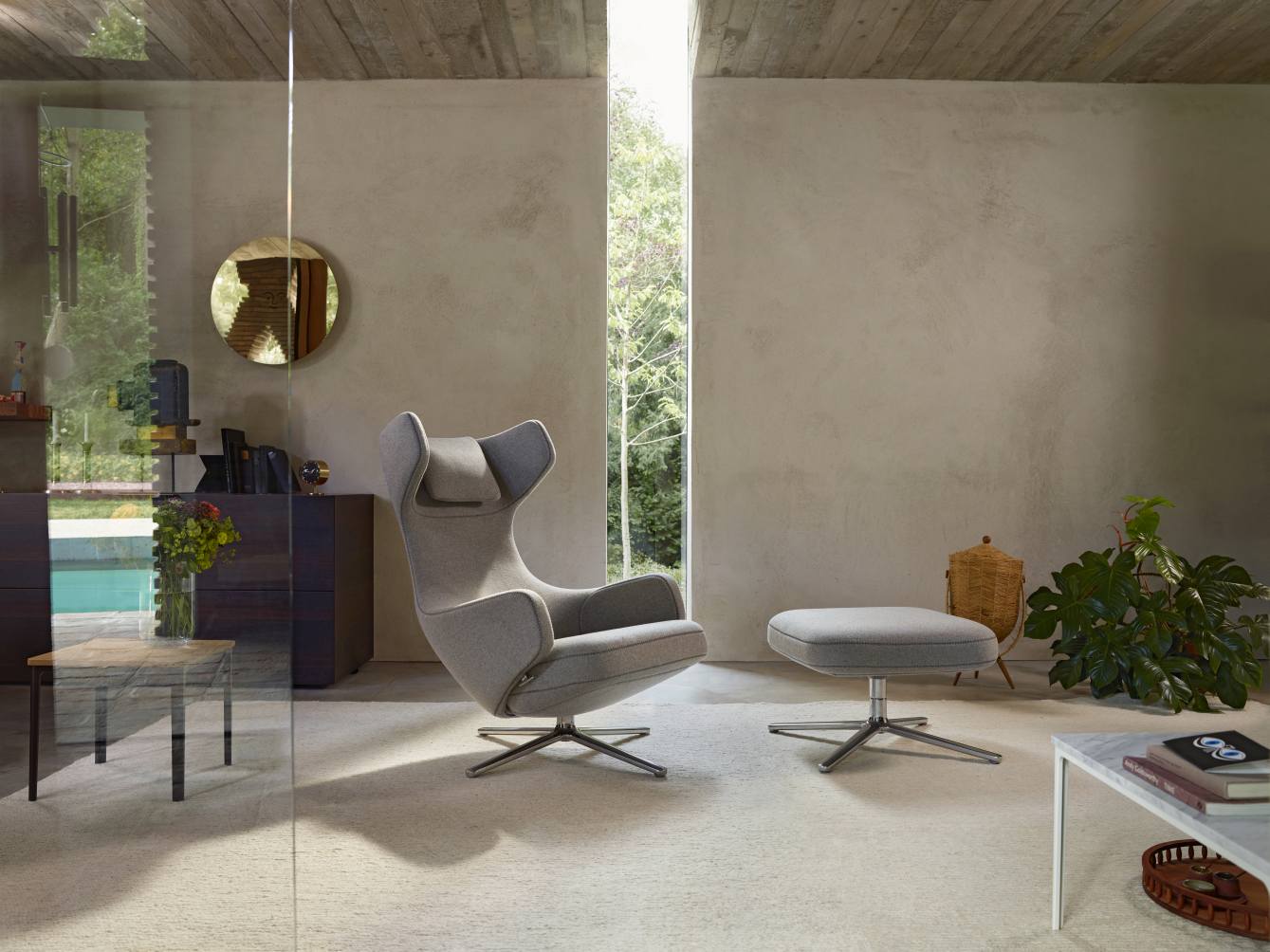 Grand Repos Sessel mit Ottoman von Vitra, Bezug Nubia Elfenbein/Perle, modernes Wohnzimmer.