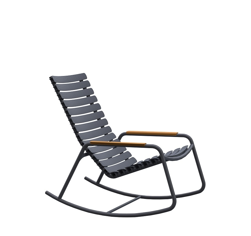 Grauer ReClips Schaukelstuhl für den Garten mit Bambus-Armlehnen, bequemer Outdoor-Sessel zum Entspannen.