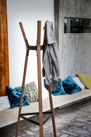 Magis Steelwood Garderobenständer aus Holz und Metall mit Jacke, Design Garderobe für Flur.