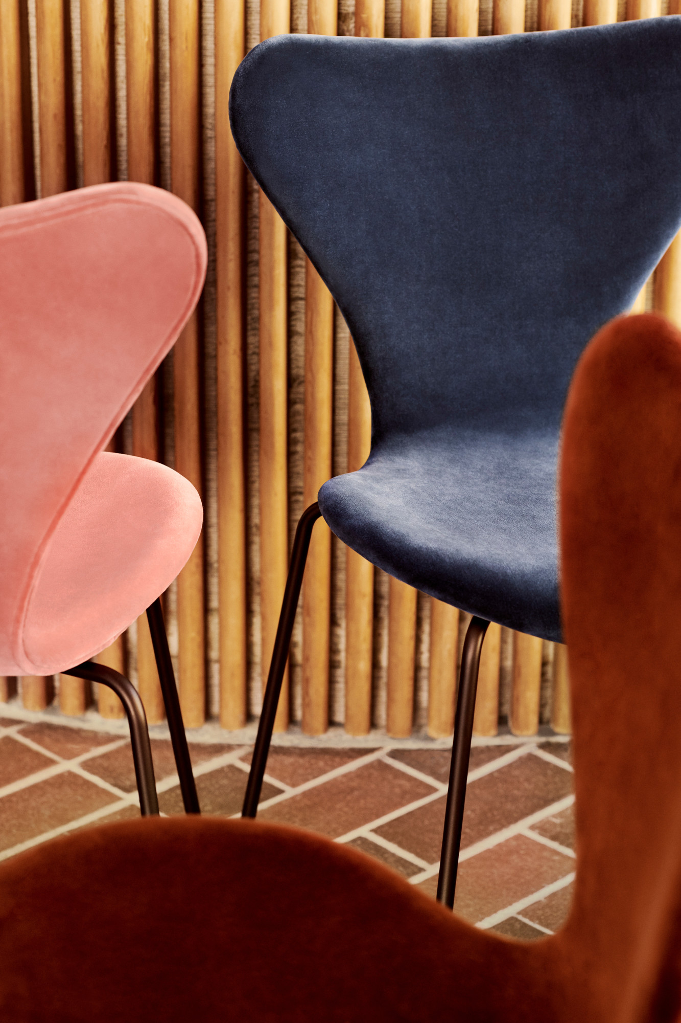 Series 7 3107 Belfast Chair fully upholstered Fritz Hansen dunkel pflaume
