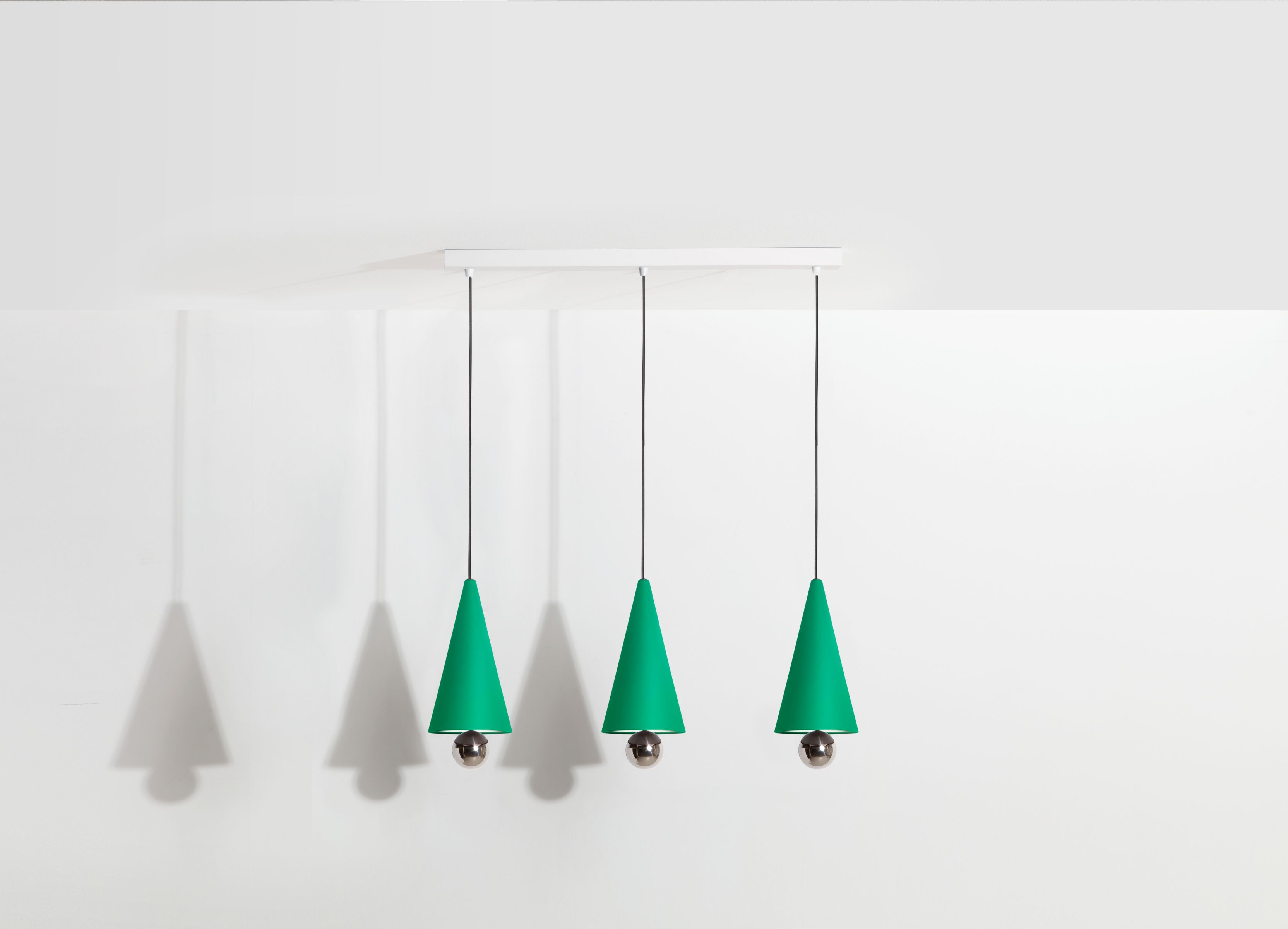 Cherry Pendant light Pendelleuchte 3er Set Linear Petite Friture in Mintgrün vor weißem Hintergrund.