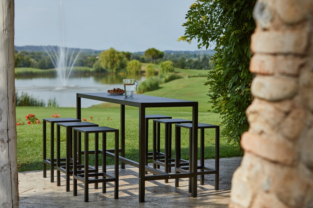 Happy Hour outdoor bar table Jan Kurtz