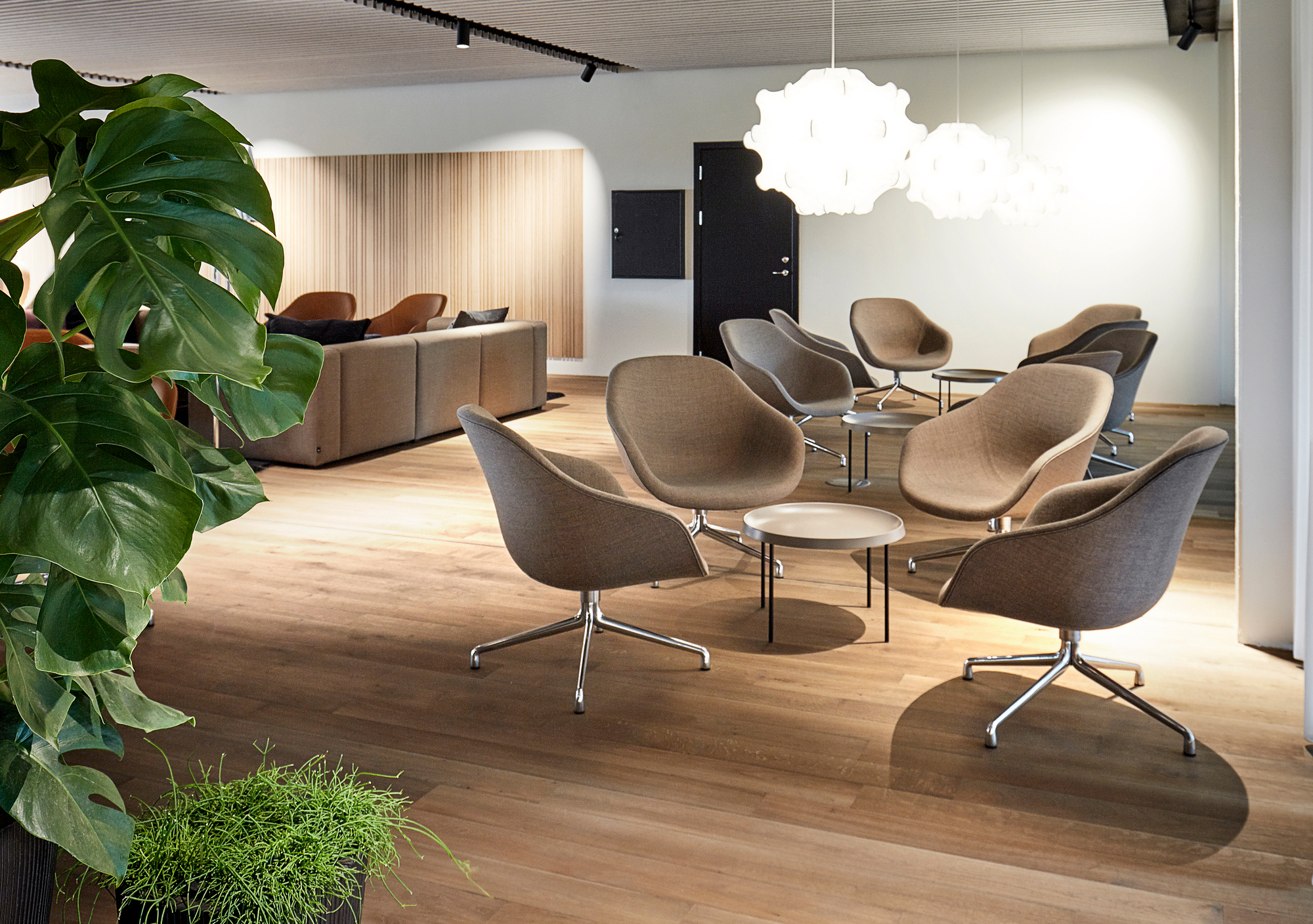 About a Lounge AAL 81 / AAL81 Swivel chair Hay