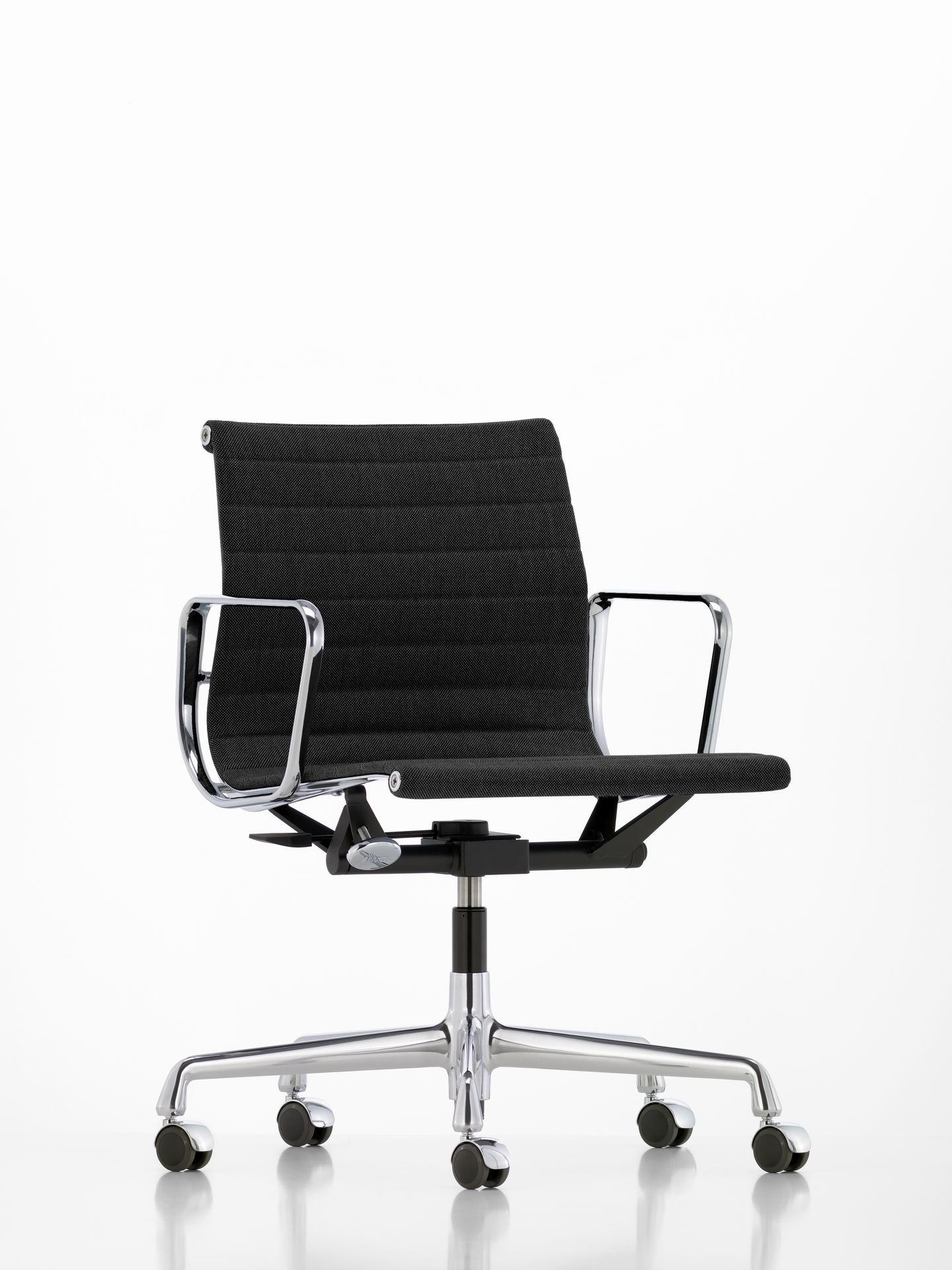 Aluminum Chair EA 118 / EA118 Chair Leather Premium Nero Vitra