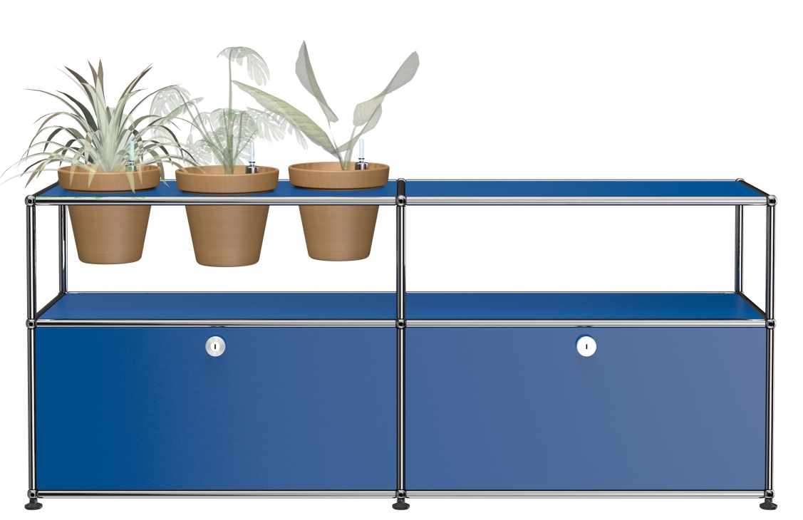 Enzianblaues USM Haller Sideboard von Pflanzenwelten mit Pflanzen in Töpfen auf der Oberseite.