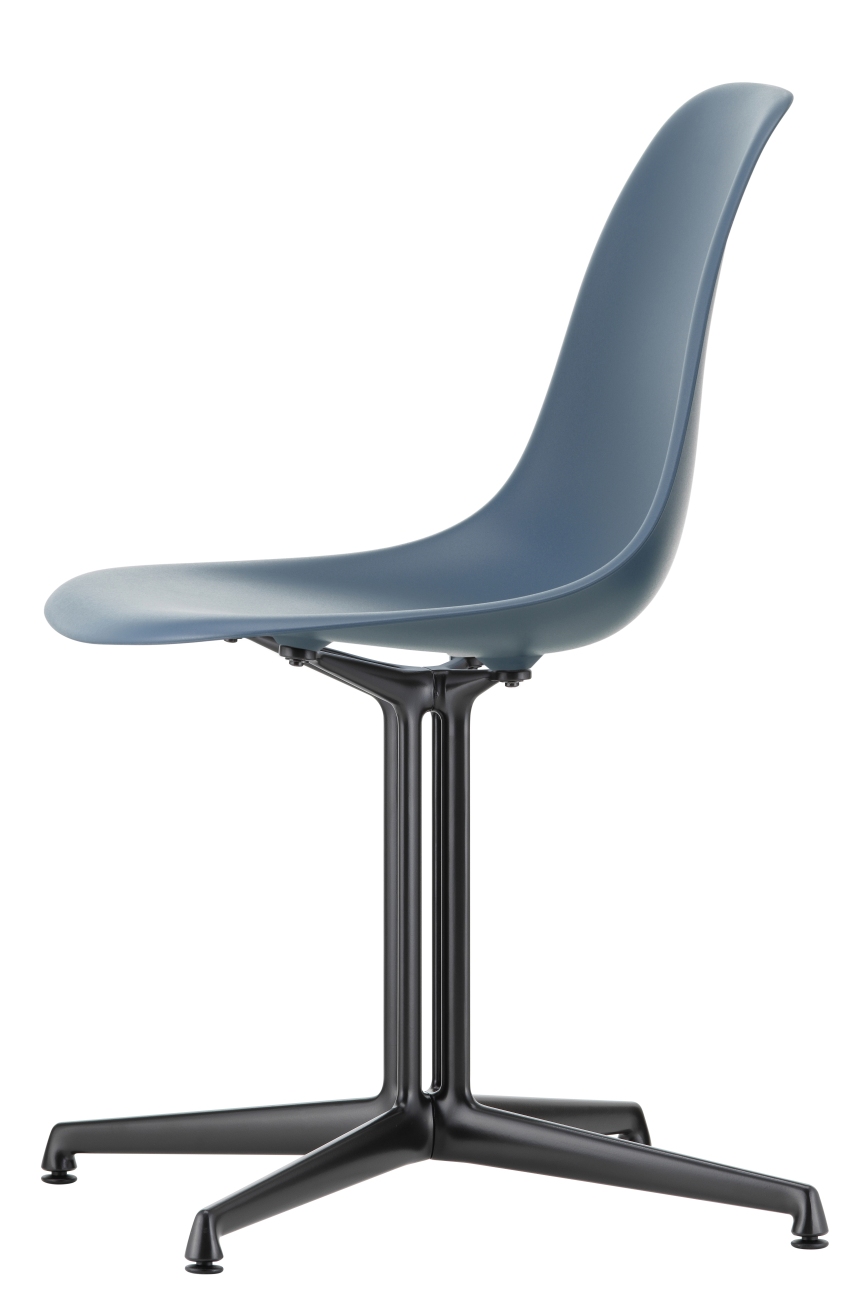 Eames Fiberglass Side Chair DSL Stuhl von Vitra in Blau mit schwarzem Untergestell.