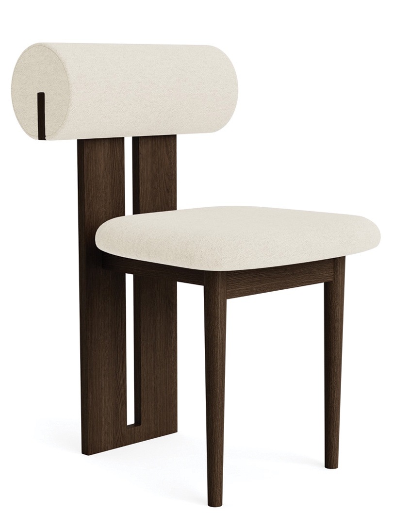 Hippo Stuhl von NORR11 mit cremefarbenem Stoffbezug und dunklem Holzgestell, minimalistisches Design für Esszimmer und Wohnbereich.