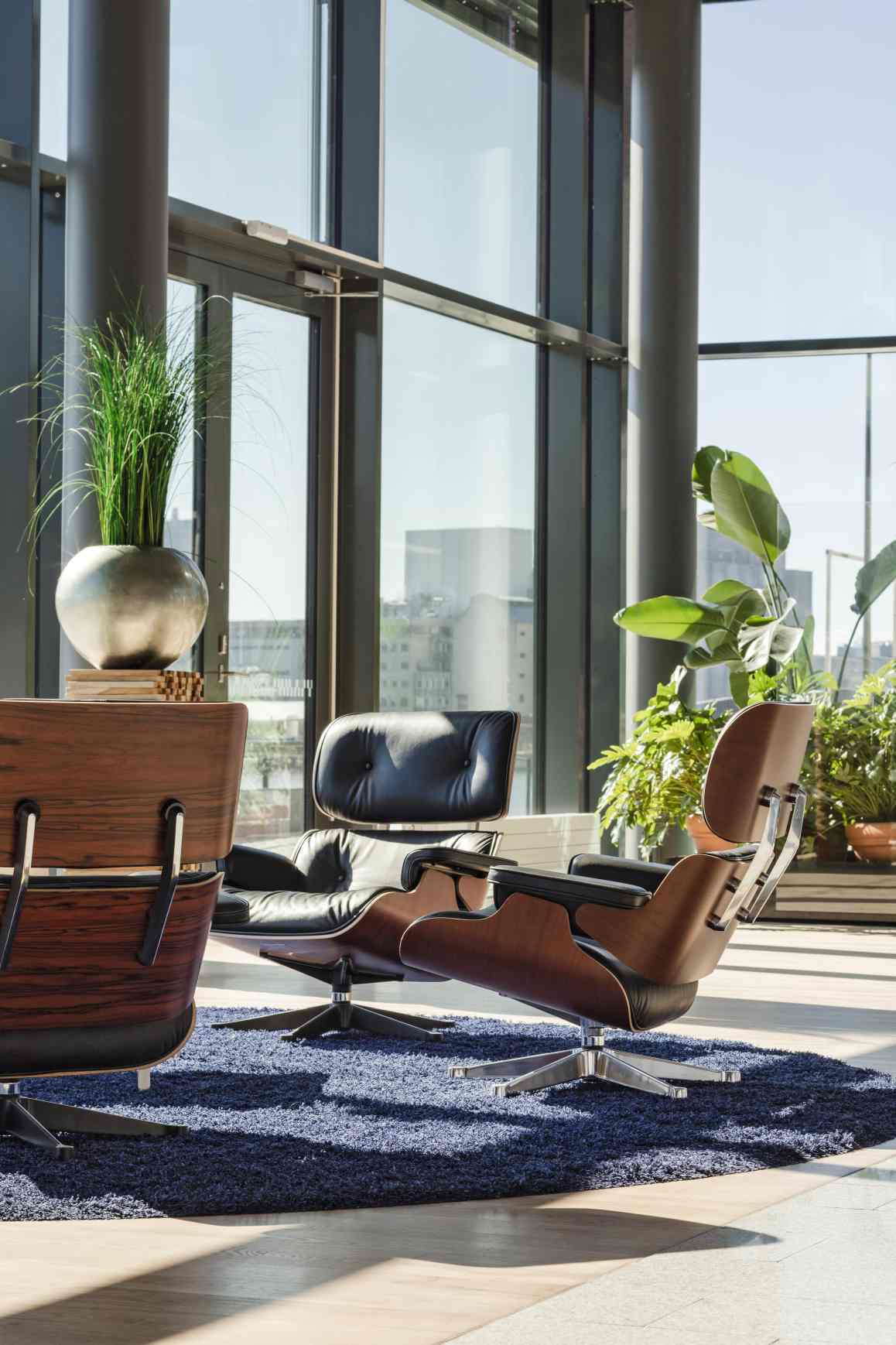Eames Lounge Chair & Ottoman Armchair Leather Premium Vitra Sides polished black leather premium F black rosewood