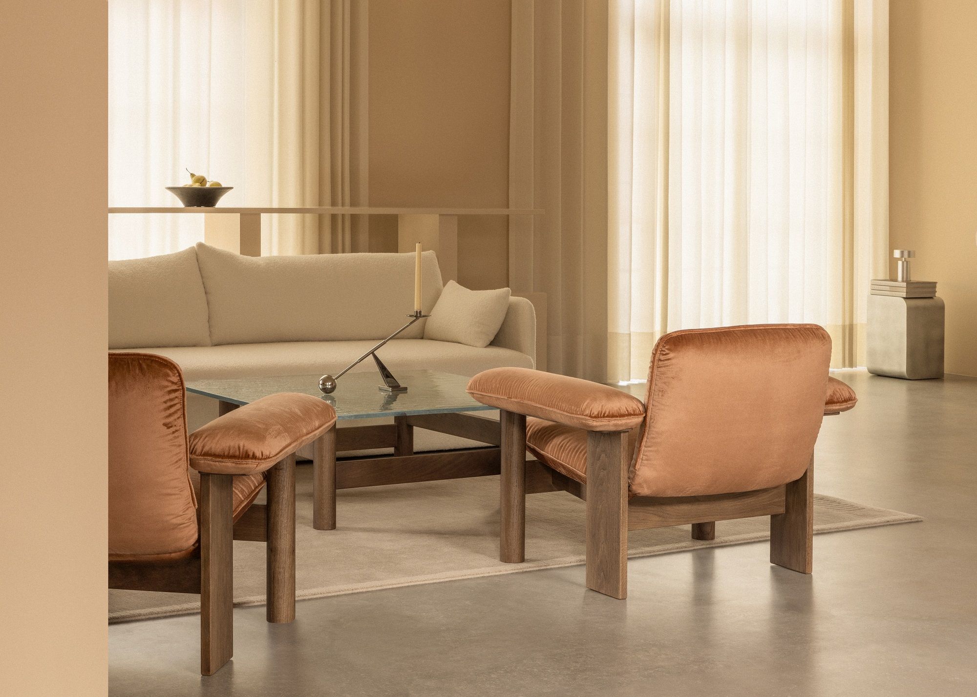 Audo Copenhagen Offset Sofa 3-Sitzer in Beige mit zwei Sesseln und Couchtisch im Wohnzimmer.