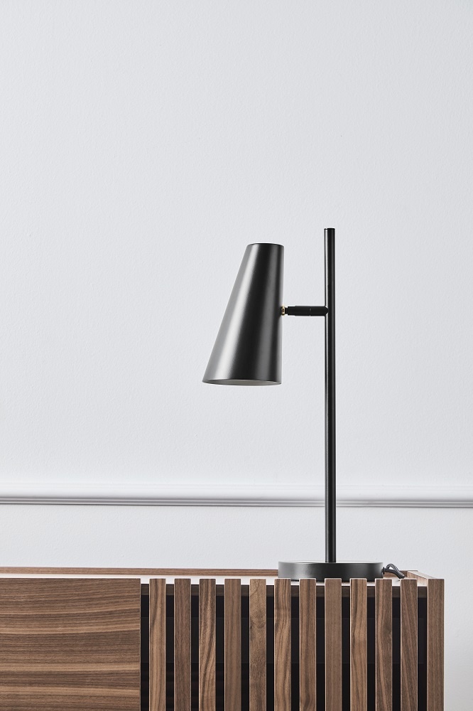Nahaufnahme des Woud Array Sideboards aus Walnuss mit Lamellentüren und schwarzer Lampe.