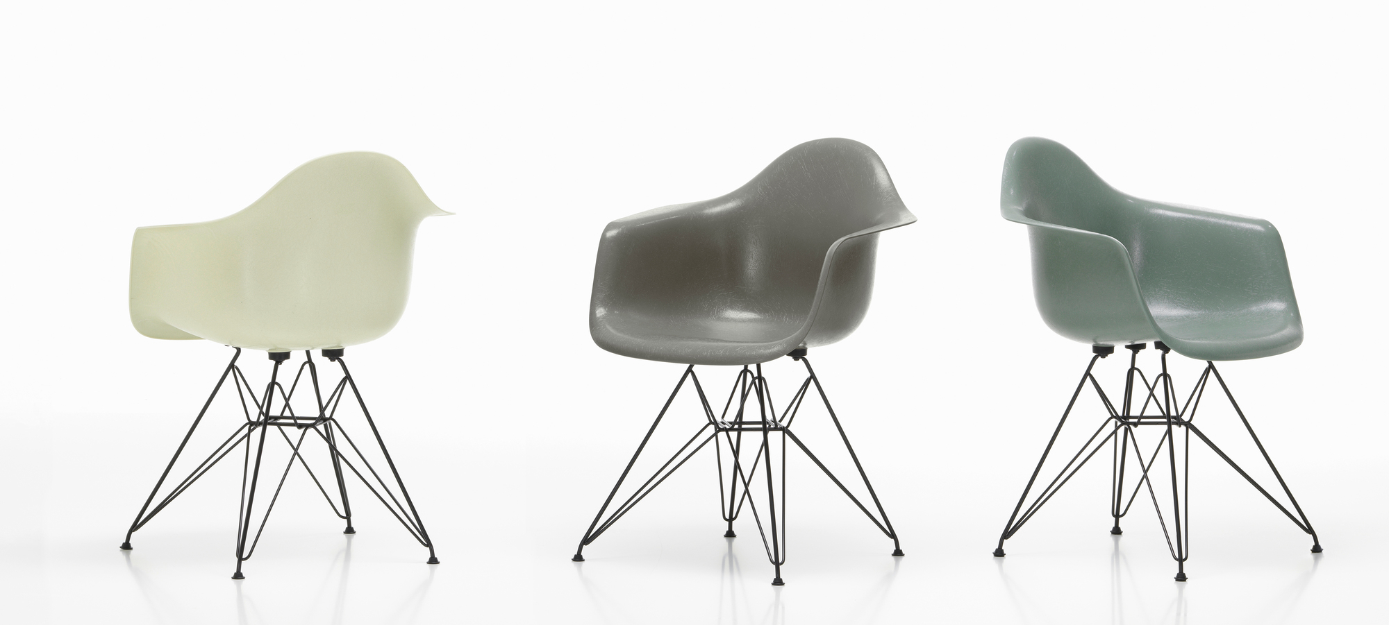 Eames Fibreglass Arm Chair DAR Chair Vitra