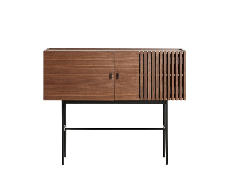 Array Sideboard aus Walnussholz von Woud: Modernes Sideboard mit zwei Türen und filigranem Metallgestell.