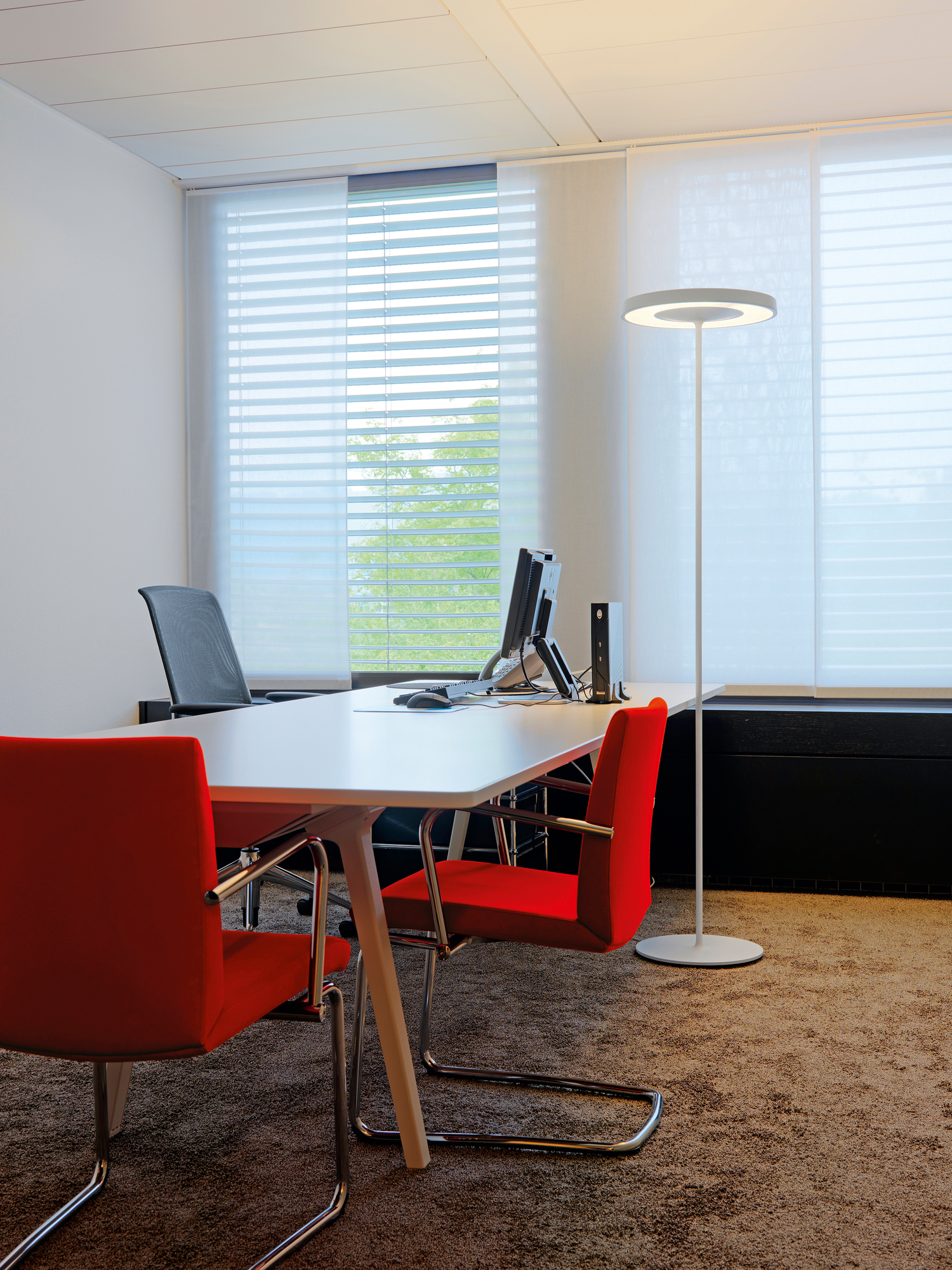 Disk Floor lamp 4000K white Belux
